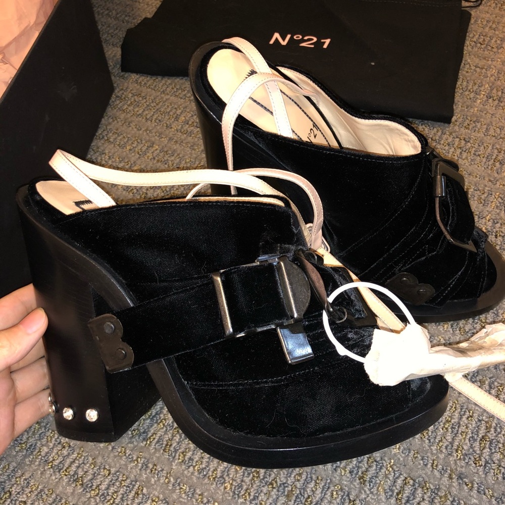N°21 buckled sandals